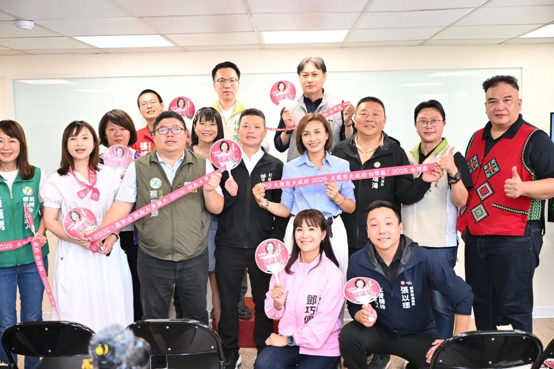 民進黨立委邱議瑩有意問鼎下屆高雄市長,她於25日在三民區成立「高雄贏競選辦公室」,不僅湧言會要角趙天麟到場力挺,初選對手許智傑的胞弟許智善也前來送上祝福。(圖/翻攝邱議瑩臉書)