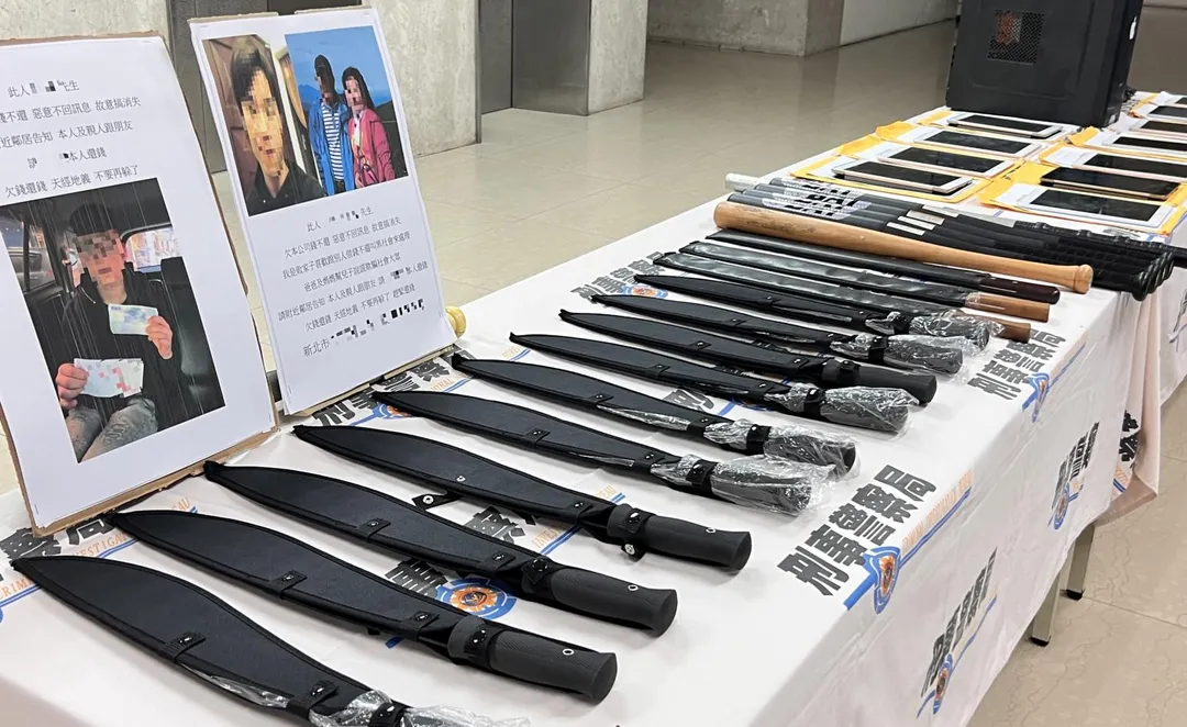 警方查扣大批刀械等贓證物。(圖/翻攝畫面)