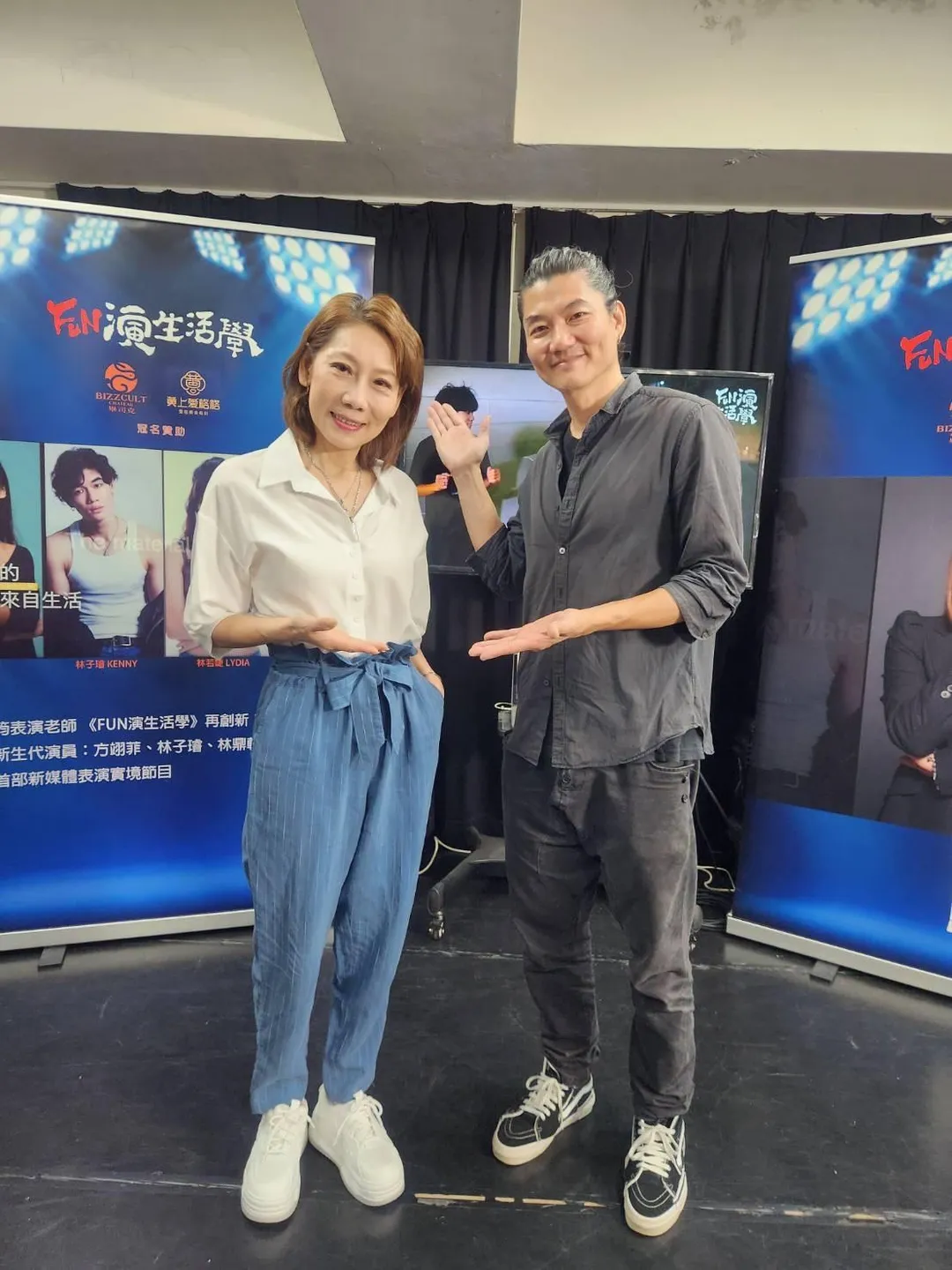 郎祖筠（左）攜手新銳導演林煜為（右）打造以表演訓練為核心、融合實境節奏與生活哲學的節目《FUN演生活學》。（圖／FUN演生活學提供）