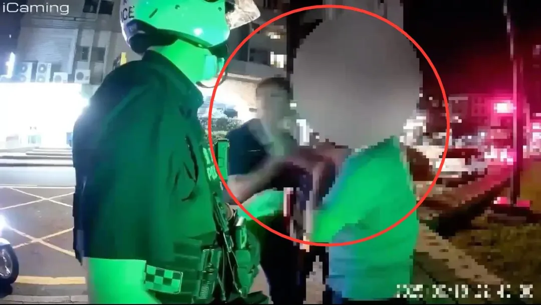 醉漢不配合盤查還出手攻擊員警。（圖／翻攝畫面）