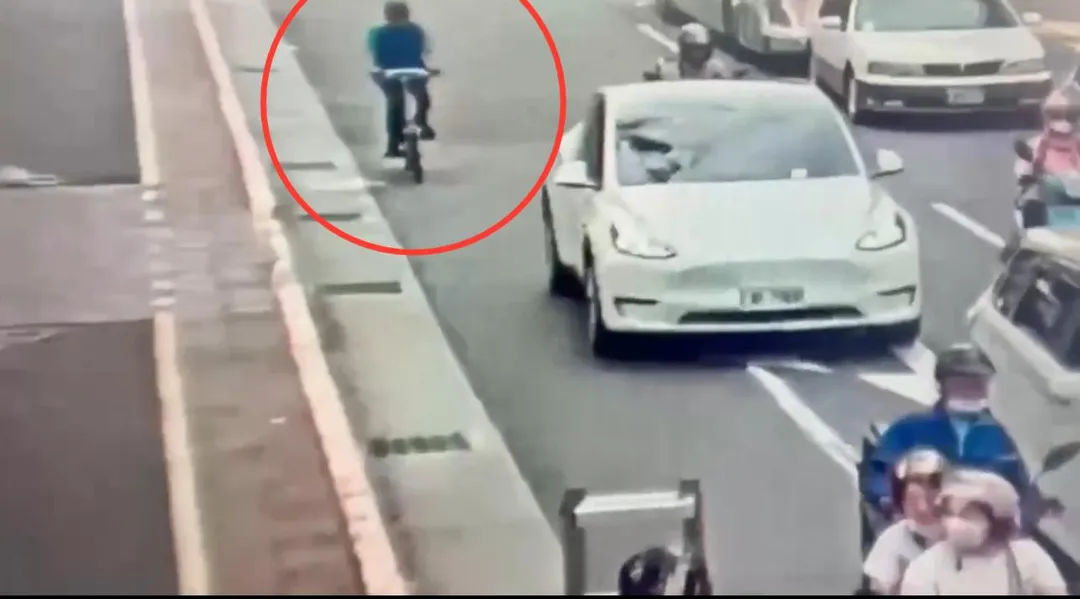 嫌犯竊取腳踏車騎回萬華區。(圖/翻攝畫面)
