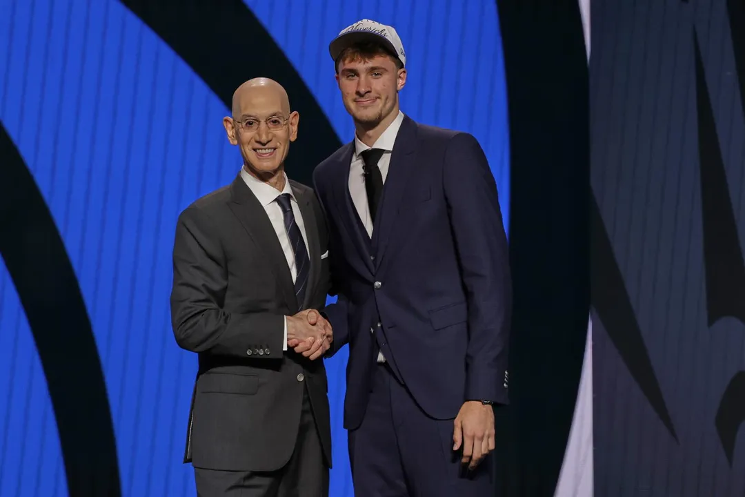 2025年NBA選秀會，佛萊格（右）成為選秀狀元。（圖／美聯社）