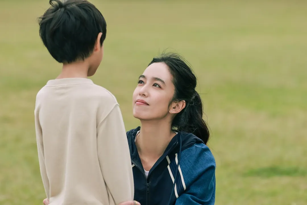 陳庭妮在劇中飾演的單親媽媽，終於願意放手讓孩子嘗試運動。（圖／寬想國際娛樂 提供）