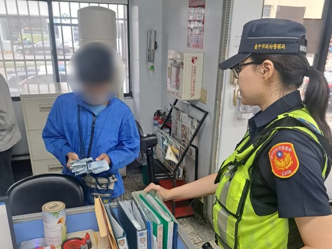 台中市南區1名26歲徐姓男子把薪水放在外套口袋卻遺落，幸好熱心民眾和員警迅速追回。（圖／翻攝畫面）