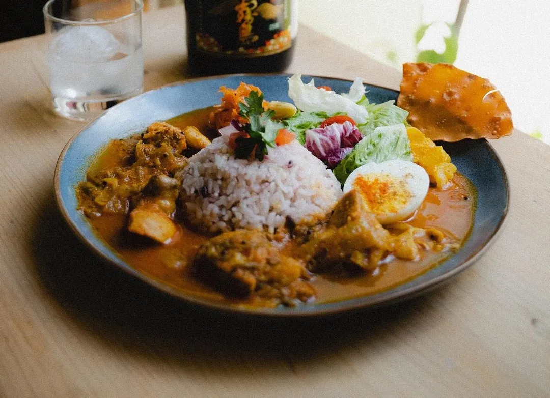台北月見ル君想フ餐廳招牌咖哩餐點使用各種印度香料。（圖／翻攝自Facebook@ 台北 月見ル君想フ）