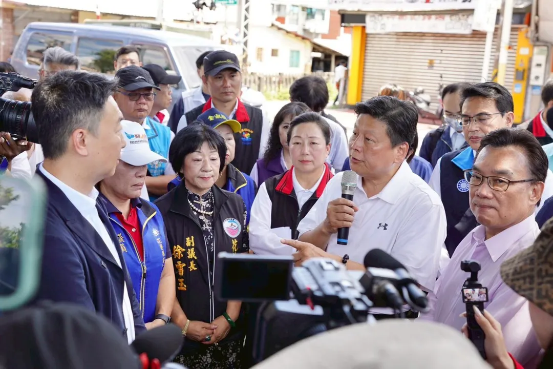 交通部長陳世凱今日到花蓮考察鐵路高架化與國民黨立院黨團總召傅崐萁槓上。（圖／傅崐萁立委辦公室提供）
