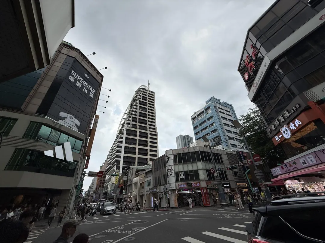 交通部長陳世凱日前在節目中表示「行人過馬路要快速通行，慢慢走很不OK」，並指出滑手機過馬路會被開罰，引發路權團體質疑，交通部26日對此作出說明。