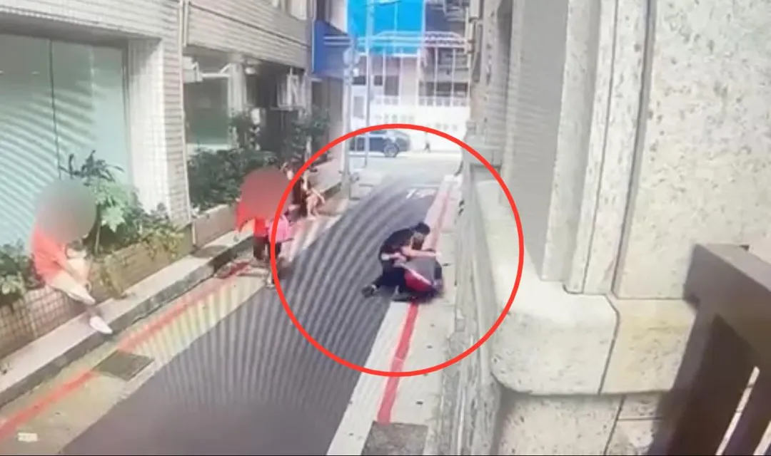 員警飛撲逮捕馬籍車手。(圖/翻攝畫面)