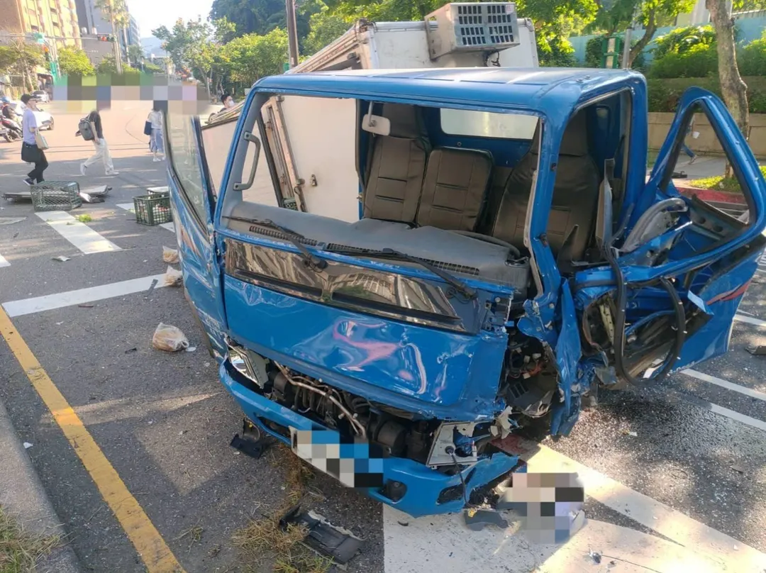 小貨車車頭毀損。（圖／中天新聞）