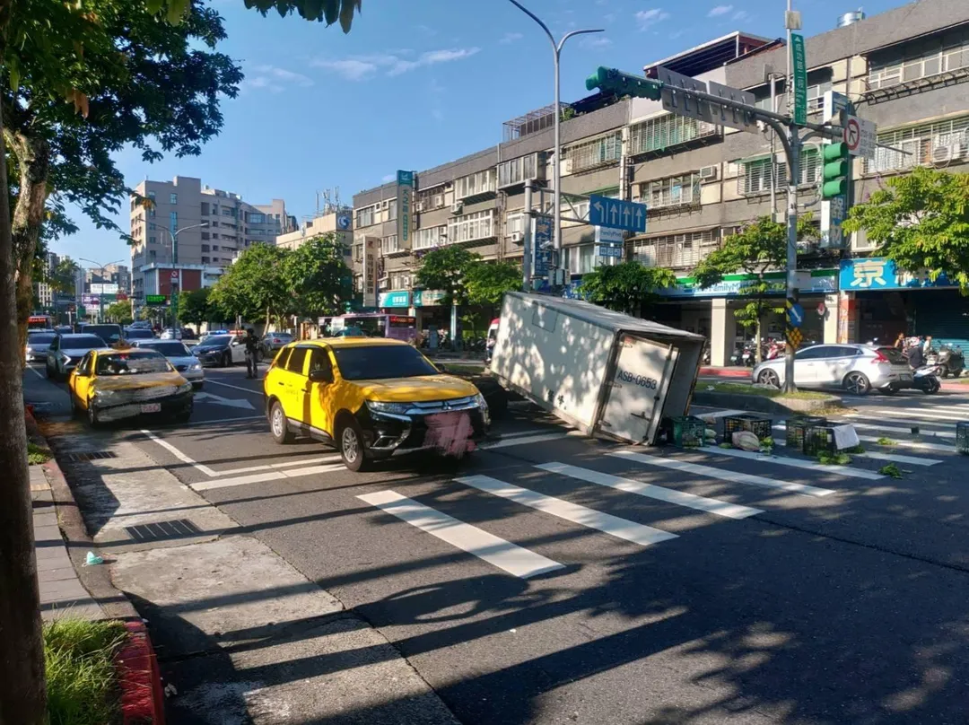 小貨車車輛載的蔬菜散落一地。（圖／中天新聞）