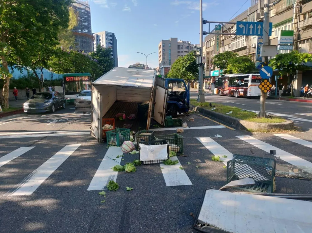 台北市內湖三軍總醫院附近今（27）日清晨6時42分發生車禍。（圖／中天新聞）