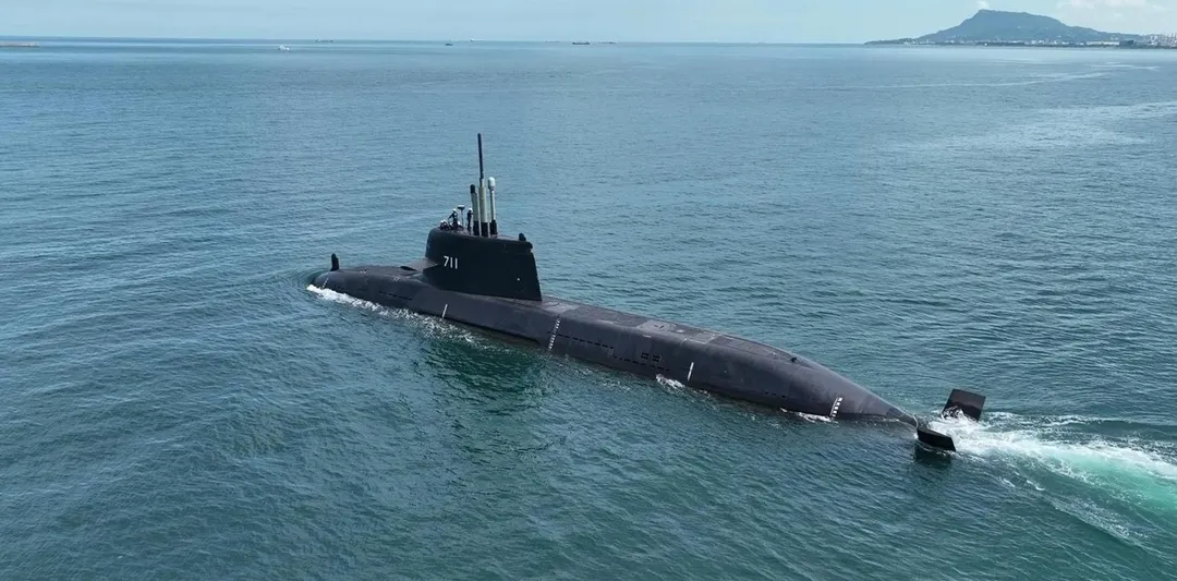 海鯤號潛艦浮航。(圖/台船公司)