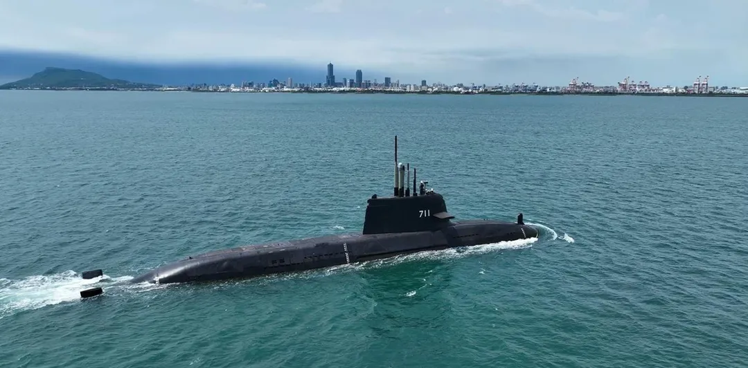 海鯤號潛艦浮航。(圖/台船公司)