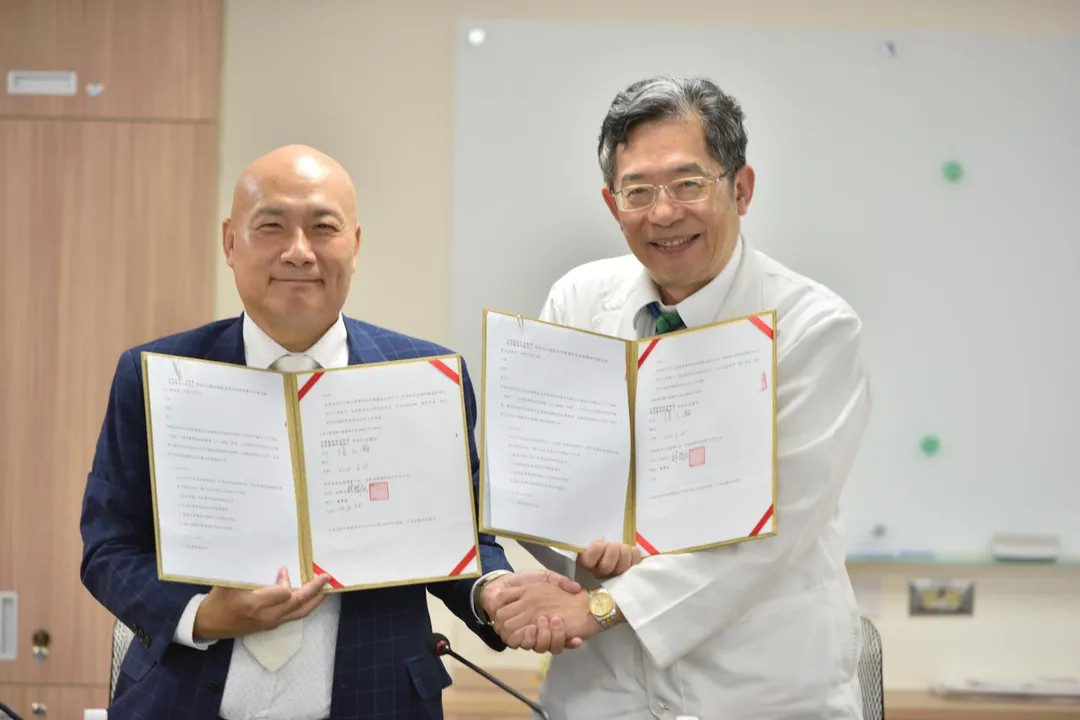 因應超高齡化社會來臨,雙方由馬偕紀念醫院總院長張文瀚(右)與祥寶尊榮長照集團(祥寶健康國際股份有限公司)董事長林哲弘(左)代表簽署合作MOU。(圖/馬偕醫院提供)
