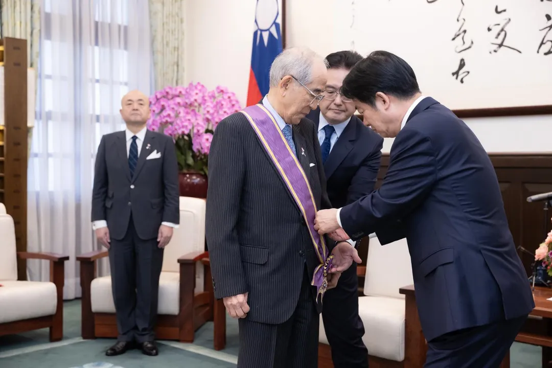 總統頒授日本台灣交流協會前會長大橋光夫「大綬景星勳章」。(圖/總統府)