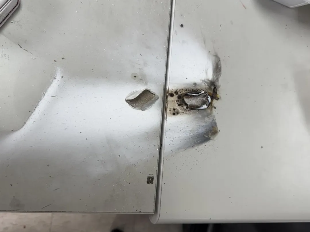 新北市海山派出所25日凌晨發生驚險事件，一名列管精神病患涉嫌竊盜遭逮捕後，在派出所內擅自取出民眾拾獲的照明彈把玩並引燃。（圖/警方提供）