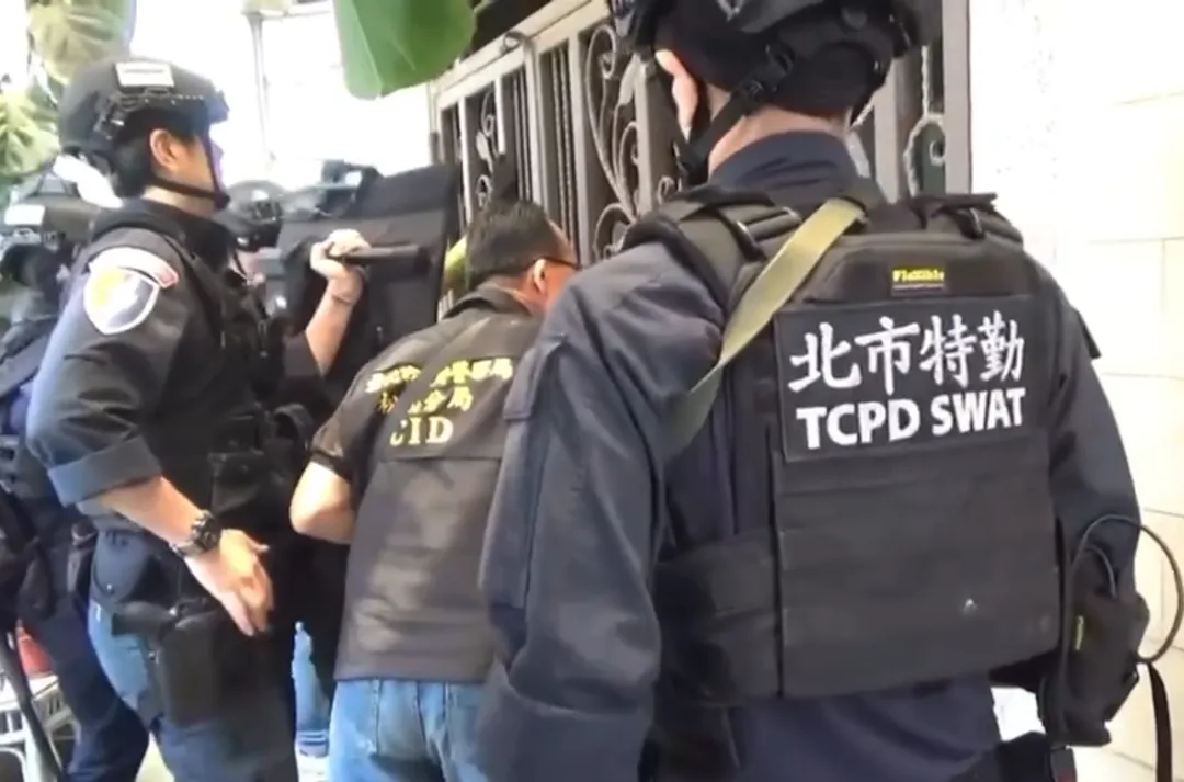警方破門進入犯嫌住所。（圖／翻攝畫面）