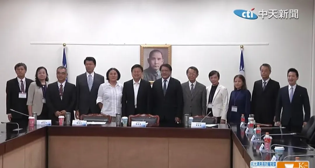 總統府秘書長潘孟安陪同大法官被提名人拜會國民黨立法院黨團。（圖／中天新聞）