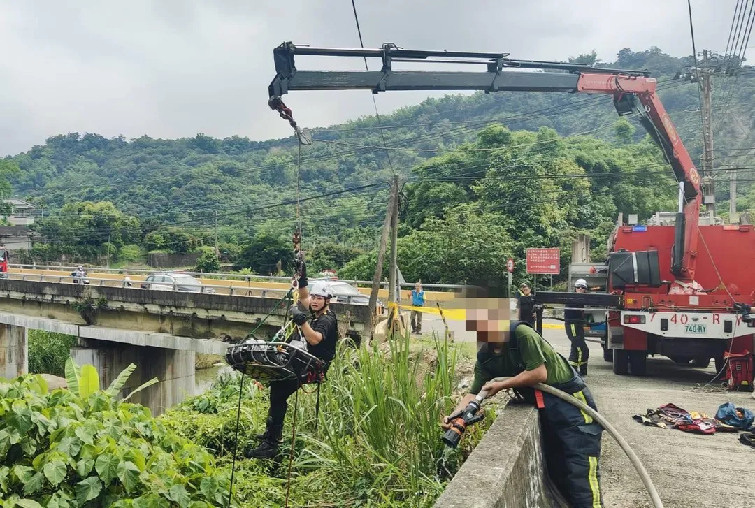 警消幫助阿伯脫困,遺憾的是他已無生命跡象。(圖/警方提供)