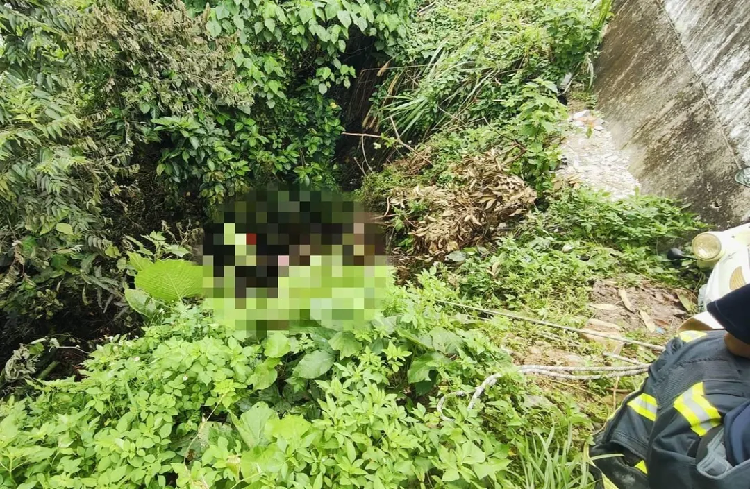 警方初步研判,吳男可能在現場抽菸喝酒時不慎墜落邊坡,昏迷後遭菸蒂點燃雜草與米酒而被燒死。(圖/警方提供)