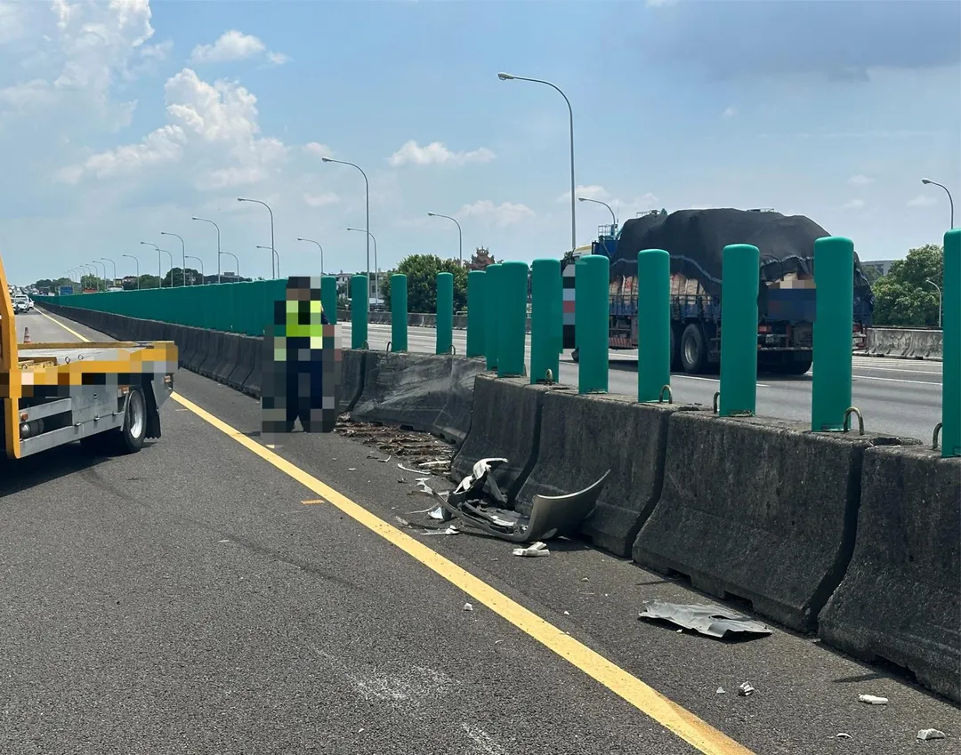失控自撞國道內側護欄。(圖/警方提供)