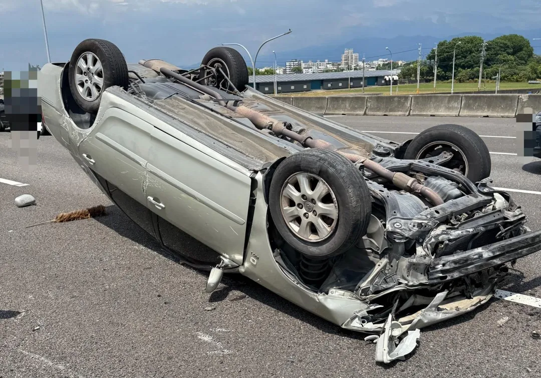 國道1號北向257.2公里今(27)日下午發生嚴重車禍,一輛轎車失控自撞內側護欄,導致車輛四腳朝天翻覆。(圖/警方提供)