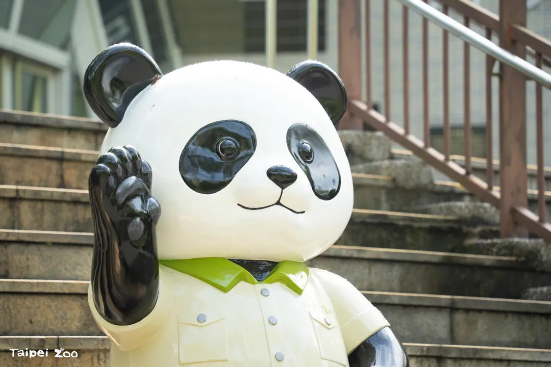 大貓熊館前新設動物園制服大貓熊造型雕像,提供遊客拍照打卡。(圖/翻攝自Facebook@ Taipei Zoo 臺北市立動物園)