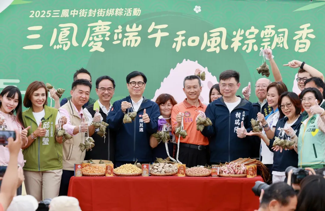 2026年高雄市長選戰逐漸升溫,圖為陳其邁和有意參選高雄市長的綠委們、藍委柯志恩參加三鳳街封街綁粽活動。(圖取自陳其邁臉書)