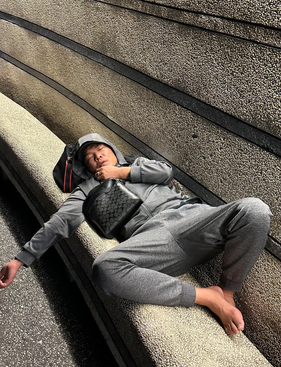 網友表示，網路紅人天峰如今流落街頭睡公園了。（圖／翻攝自「爆廢公社公開版」臉書）