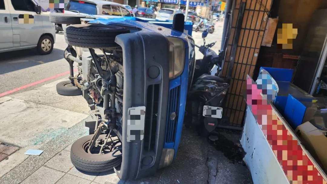 小貨車側翻並波及一旁人行道上停放的普重機車。(圖/中天新聞)