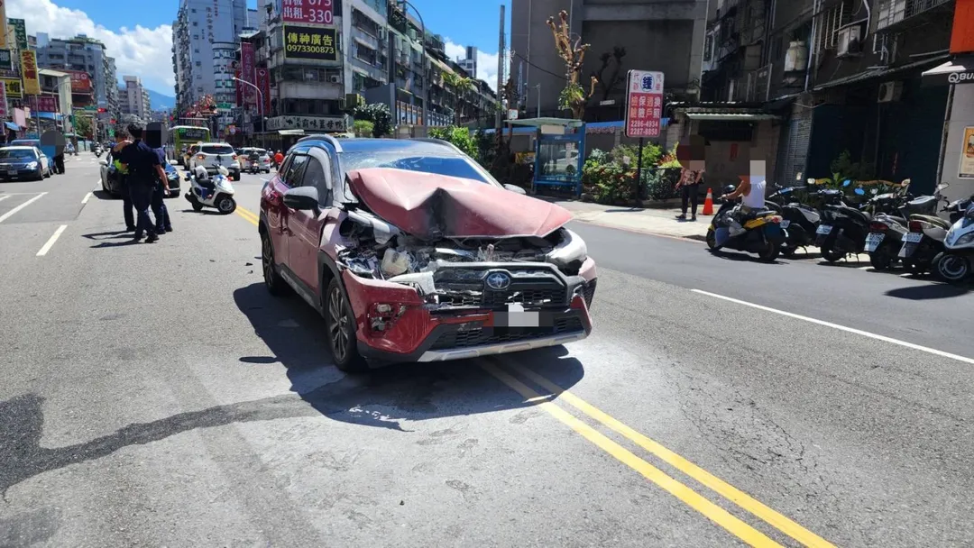 紅色車輛車頭撞凹。(圖/中天新聞)