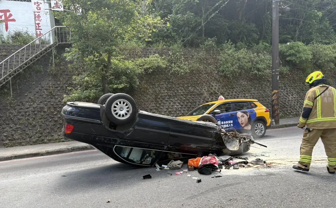 基隆今發生一起自撞翻車事故。(圖/翻攝畫面)