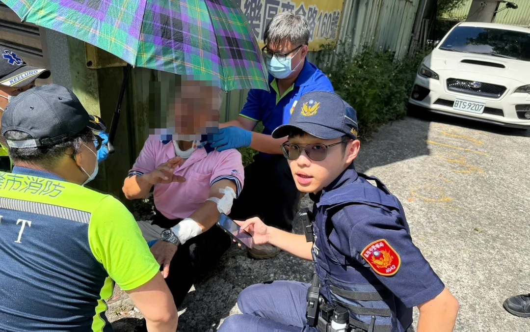 駕駛受困被救出送醫。(圖/翻攝畫面)