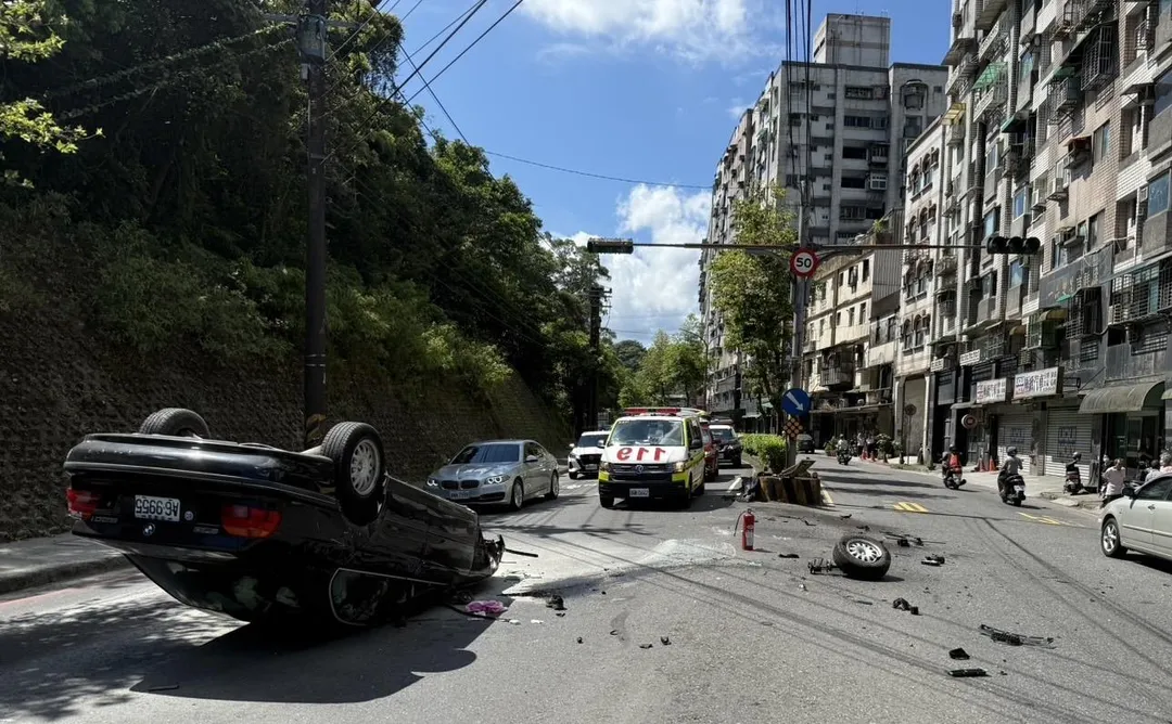 轎車自撞分隔島翻車。(圖/翻攝畫面)
