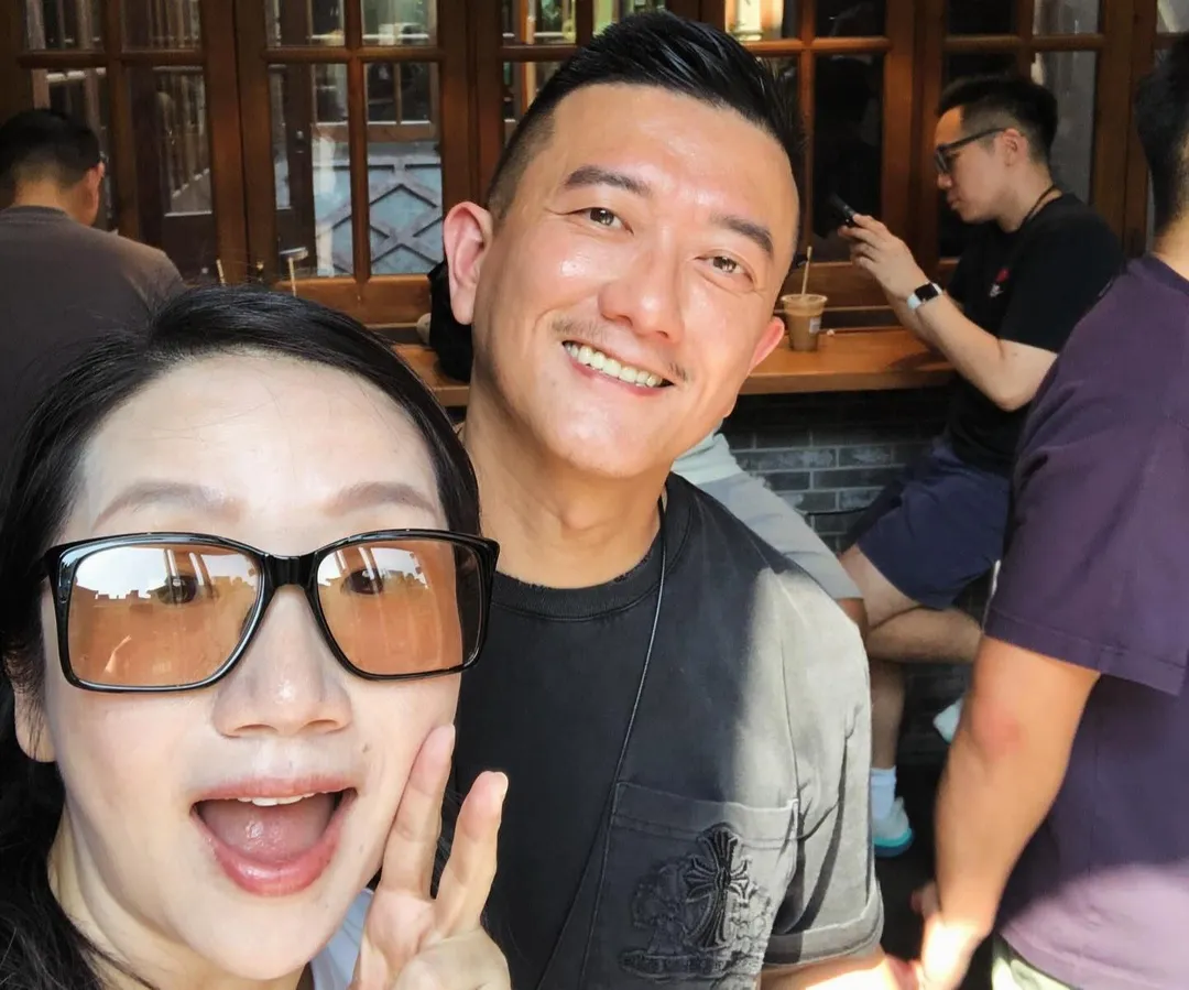陶晶瑩今（28）日在社群平台分享與友人小宇的合照，並揭露對方照片遭詐騙集團盜用，成為詐騙中年女性的工具。（圖/翻攝自陶晶瑩臉書）