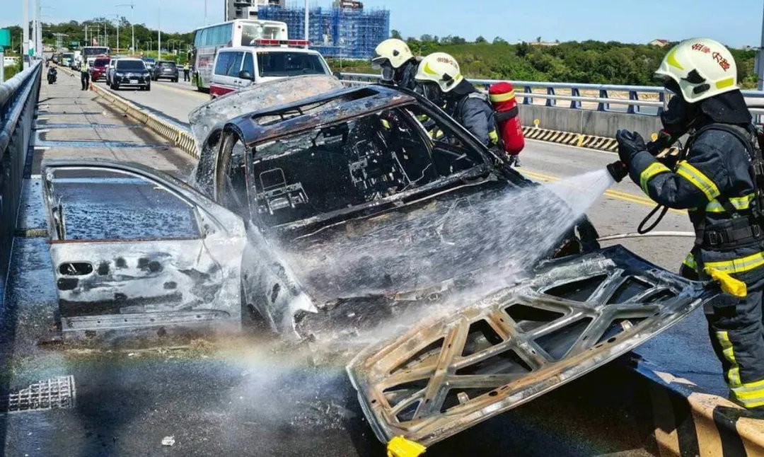 金門大橋今下午發生火燒車意外。（圖／翻攝畫面）