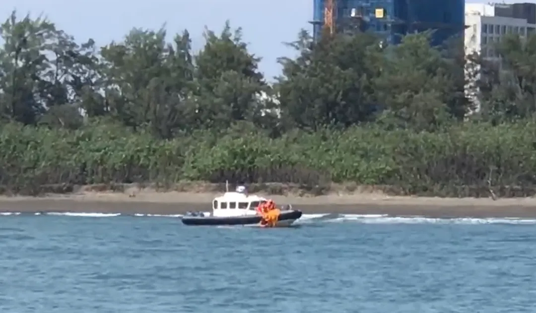 台南安平觀夕平台外海今(28)日下午發生遊客落海意外,3名遊客戲水時遭離岸流捲離岸際,漂流至距岸約0.2浬(約370公尺)海面,所幸最後平安獲救。(圖/海巡署提供)