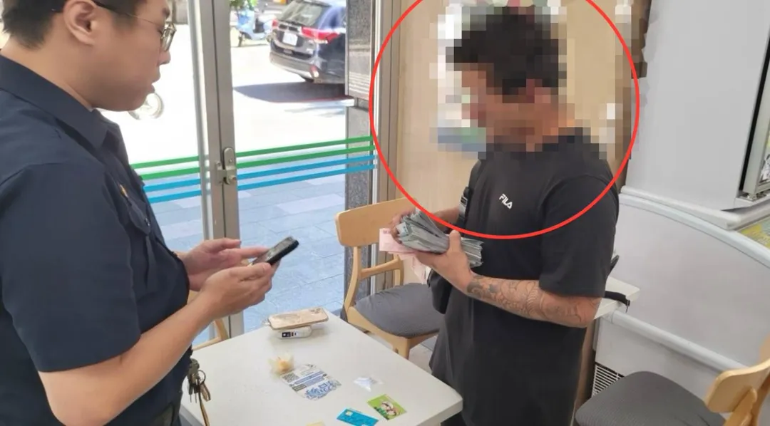 詐團車手ATM前聞錢被休假警察覺可疑逮捕到案。（圖／翻攝畫面）