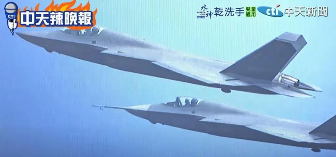 網路傳出解放軍殲-35編隊飛行照。(圖/中天新聞)