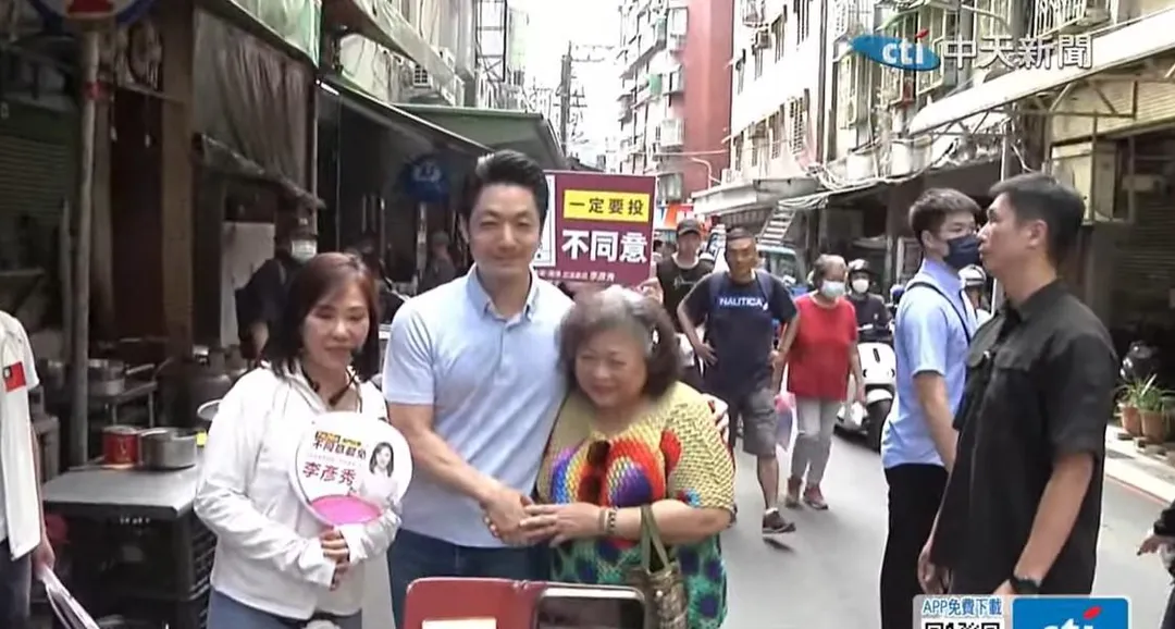 台北市長蔣萬安陪同國民黨立委李彥秀掃街拜票宣導支持反罷免。(圖/中天新聞)