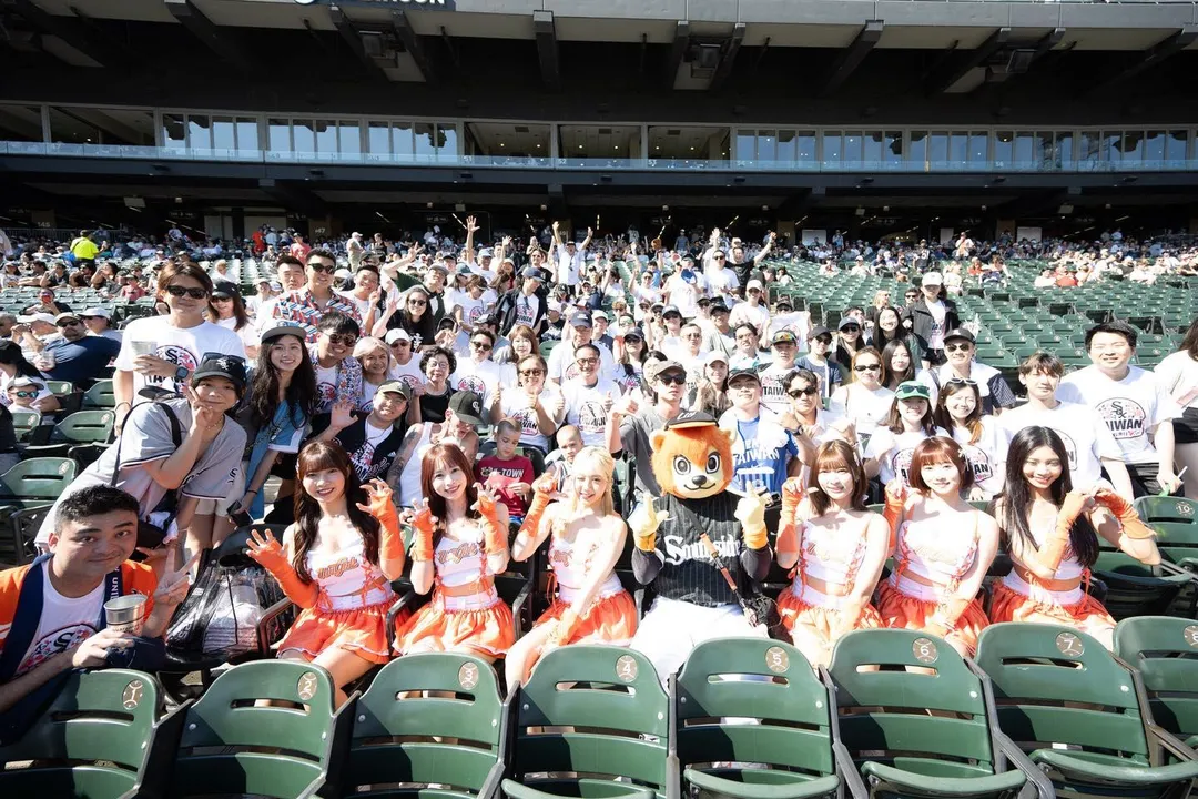 Uni Girls與萊恩開心合影。（圖／統一獅提供）