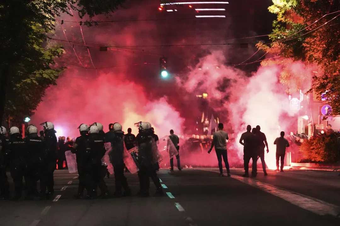 現場爆發警民衝突,警方出動催淚瓦斯及閃光彈鎮壓。(圖/美聯社)