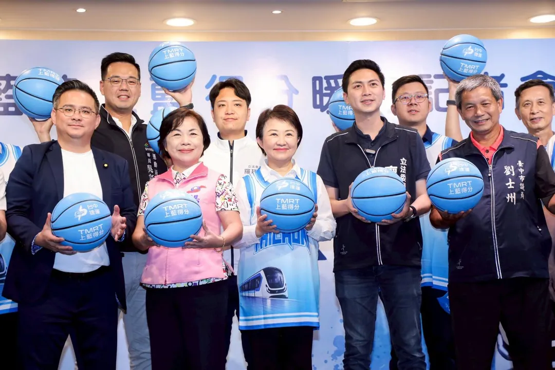 罷免國民黨籍立法委員楊瓊瓔（台中市第3選舉區）團隊，今天到台中選舉委員會補件遞交4755份連署書。（圖取自楊瓊瓔臉書）