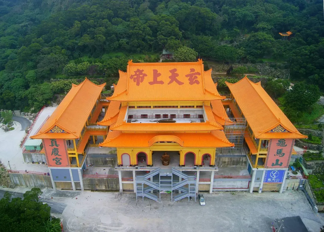 紫皇天乙真慶宮正殿屋頂以2950塊琉璃瓦排出「玄天上帝」聖號，創下全球第一個在寺廟屋頂排字的歷史紀錄。（圖／新北紫皇天乙真慶宮提供）