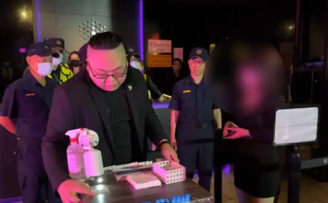 夜店入口加強門禁管制,過卡辨識身分防堵身分不明或有治安疑慮者進入。(圖/翻攝畫面)