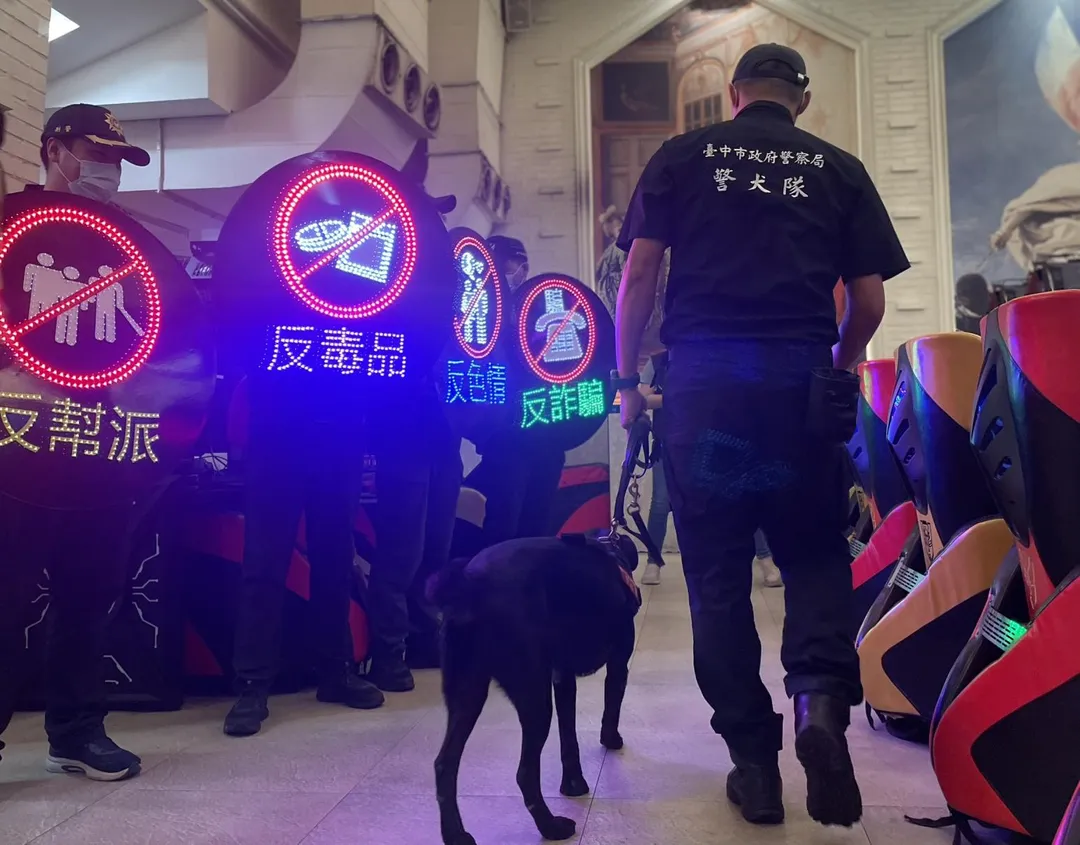台中市警方展開暑期青春專案,警犬進入網咖查緝毒品。(圖/翻攝畫面)