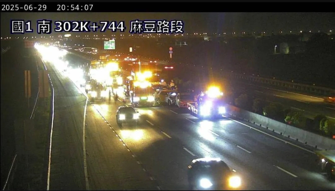 國道1號南向302.7K在29日晚間8時14分發生6車追撞事故。(圖/翻攝自高速公路1968)