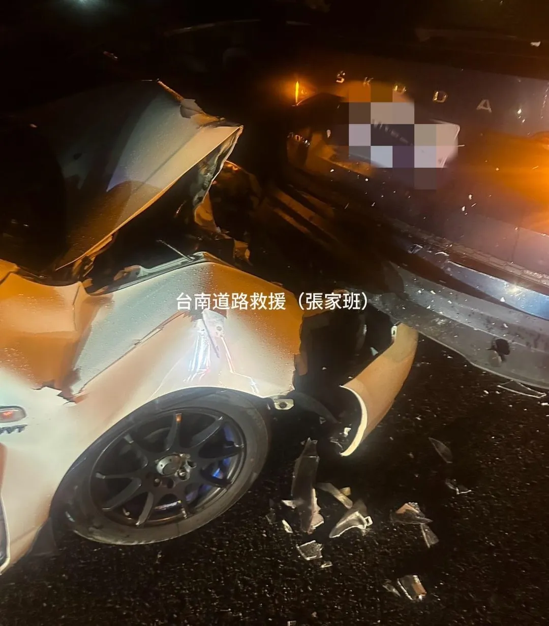 6車追撞現場有小客車車頭幾乎撞爛。(圖/台南道路救援張家班授權提供)