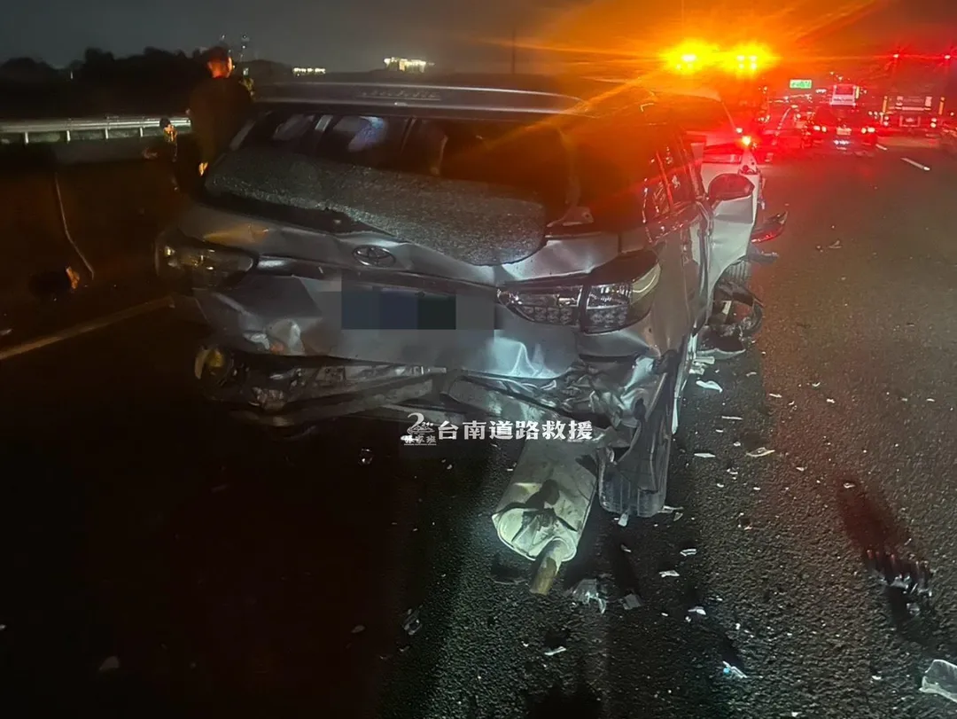 追撞事故現場地面狼藉。(圖/台南道路救援張家班授權提供)