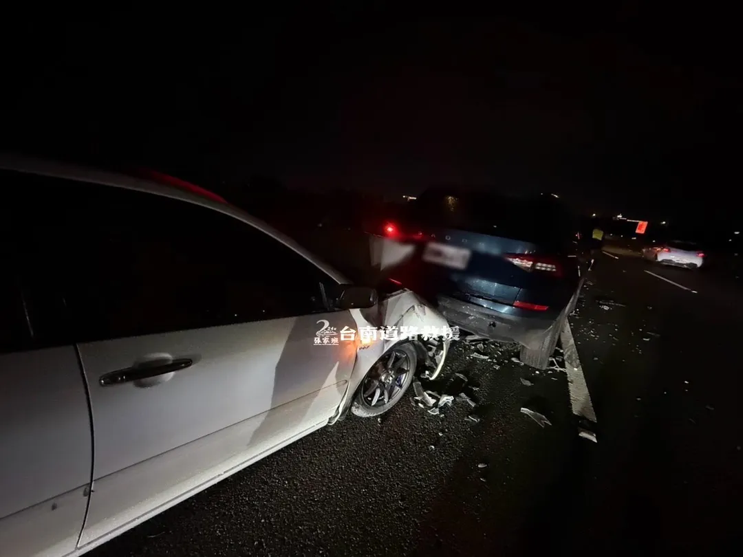 國1南向道路6車追撞事故仍在處置中。(圖/台南道路救援張家班授權提供)
